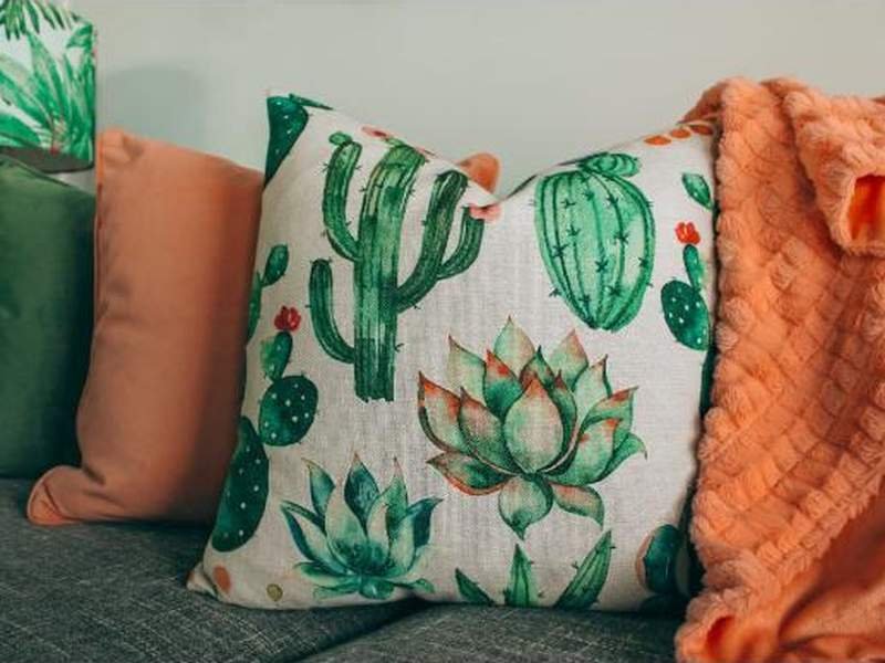 Almofadas com texturas diferentes: estampa, veludo e tricô felpudo
